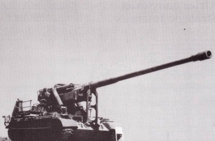 Đầu tiên là siêu pháo tự hành M1978 Koksan do Triều Tiên tự chế tạo được tình báo Mỹ phát hiện lần đầu ở gần thành phố Koksan.